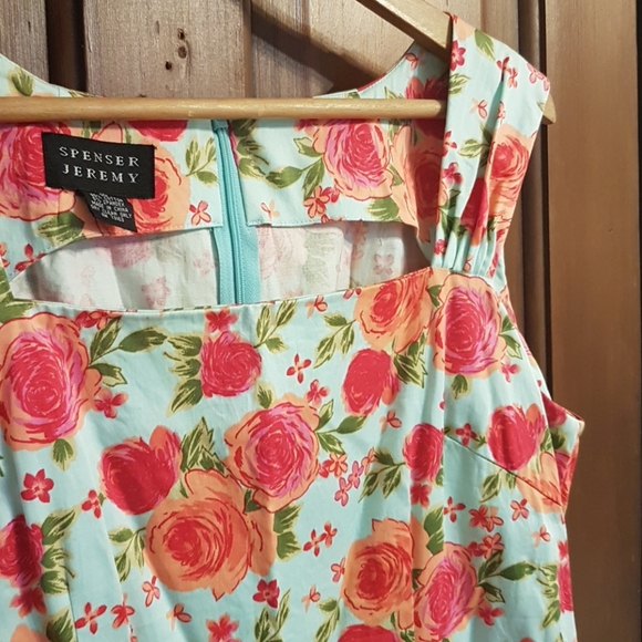 Rose Printed Sleeveless dress - Picture 3 of 4